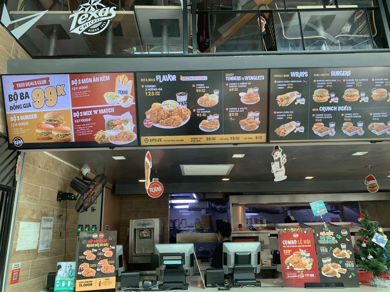 Menu và hình ảnh sản phẩm tại quầy